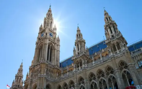Das Wiener Rathaus im Sonnenschein. Hier kann man viel in Wien machen, z.B. das Rathaus besichtigen.