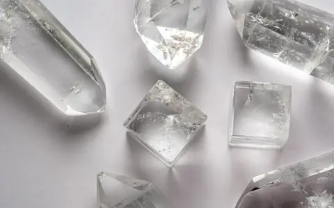 Cristales de cuarzo blanco, algunos en forma de punta y otros cúbicos, listos para aprender como cargar el cuarzo blanco.