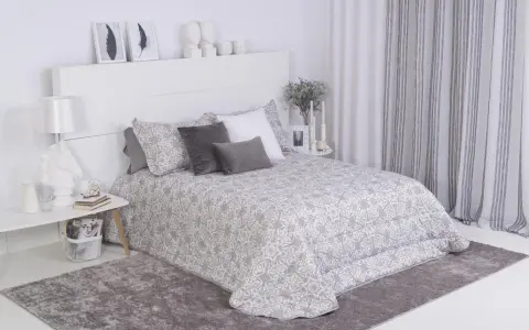 Cama con colcha estampada y cojines decorativos. Las medidas cojines cama son ideales para un descanso confortable.