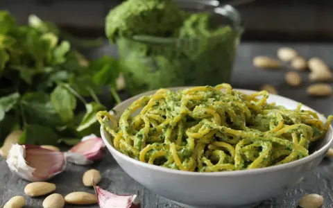 Miseczka spaghetti z aromatycznym pesto z pietruszki, czosnkiem i migdałami.