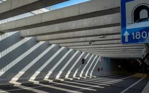 Znak informuje o wjeździe do tunelu o długości 1800m. Czy prom w Świnoujściu jest płatny, tego znak nie zdradza, ale tunel na pewno jest darmowy.