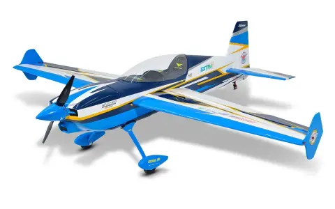 Ein blau-weißes Kunstflugzeug-Modell, ein "Phoenix Model", mit gelben Akzenten und dem Schriftzug "EXTRA 300".