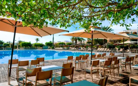 Basen i leżaki w Djerba Aqua Resort, idealne miejsce na relaks. Opinie gości potwierdzają wysoki standard.