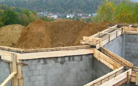 Fundamenty domu w budowie, zbrojenie i szalunki. Widać, ile jest ważne pozwolenie na budowę, by móc rozpocząć prace.