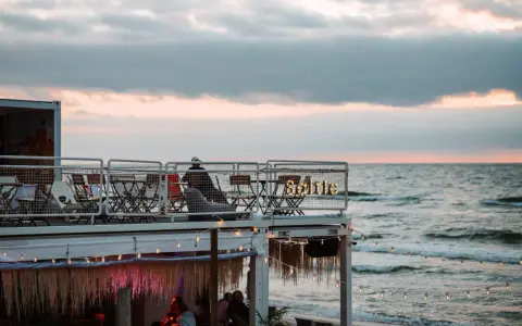 Relaks przy zachodzie słońca nad morzem, gdzie nad morze żeby się nie nudzić. Klimatyczny bar z widokiem na fale.