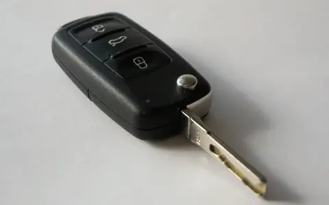 Kluczyk samochodowy z trzema przyciskami. Zastanawiasz się, ile kosztuje dorobienie klucza do samochodu?
