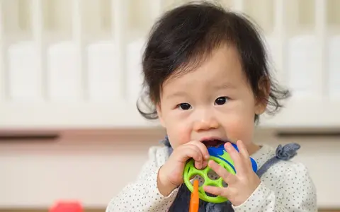 Kiedy wychodzą zęby 5? Sprawdź, co musisz wiedzieć o teethingu