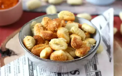 Gnocchi dorati e croccanti, cotti alla perfezione nella friggitrice ad aria. Un contorno o antipasto delizioso e veloce.