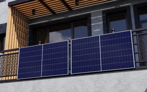 Zwei senkrechte Solarmodule auf einem Balkon, die Sonnenlicht für saubere Energie einfangen.