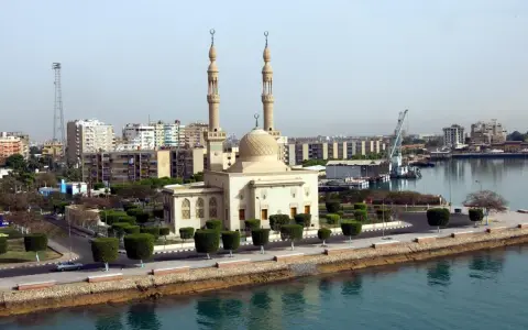 Moschee am Ufer des Suezkanals, ein wichtiger Ort in der **Suezkanal Geschichte**.