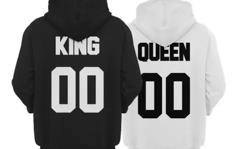 Czarna bluza z napisem KING i biała bluza z napisem QUEEN, obie z numerem 00. Idealne bluzy king queen dla pary.
