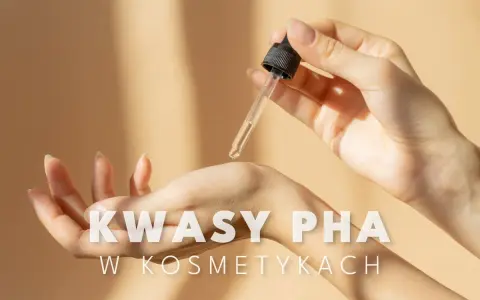 Delikatna aplikacja serum z kwasami PHA na dłoń. Skóra dłoni jest gładka, a kropla serum lśni w świetle.