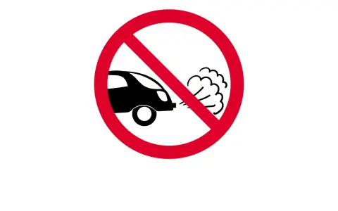 Verkehrszeichen: Motor laufen lassen verboten. Schwarzes Auto mit Abgaswolke, durchgestrichen.