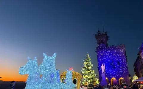 Luci scintillanti e un'atmosfera magica per il Natale a San Marino. Carrozze illuminate e un albero maestoso creano uno scenario da fiaba.