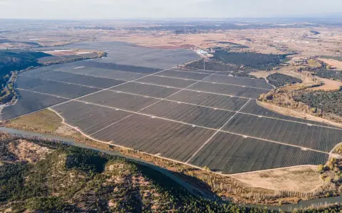 Vasta extensión de paneles solares, demostrando la **importancia de las energías renovables** para el futuro del planeta.