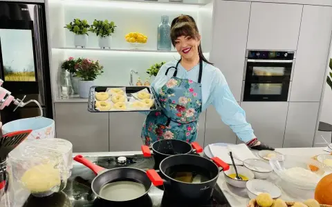 Cristina Catese przygotowuje pączki. Na blacie widać składniki i gotowe ciasto.