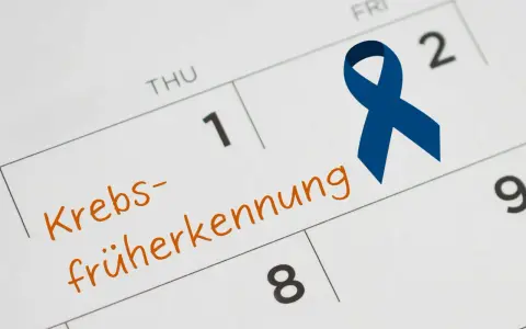 Kalenderblatt mit "Krebsfrüherkennung" und einer blauen Schleife. Wichtig für die Krebsvorsorge Mann.