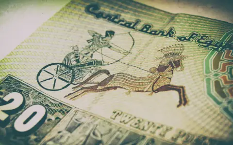 Fragment banknotu z wizerunkiem rydwanu i łucznika. Widoczna cyfra 20 i napis "Twenty Pounds". To jest funt egipski.