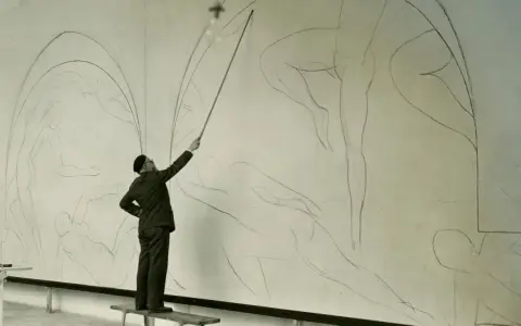 Henri Matisse, z laską w dłoni, kieruje pracami nad szkicem swojego słynnego "Tańca".