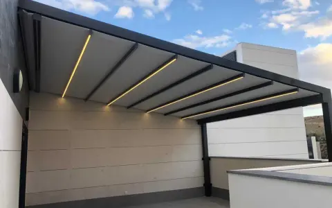 Modernos tipos de pérgolas con iluminación LED integrada, creando un ambiente acogedor en exteriores.