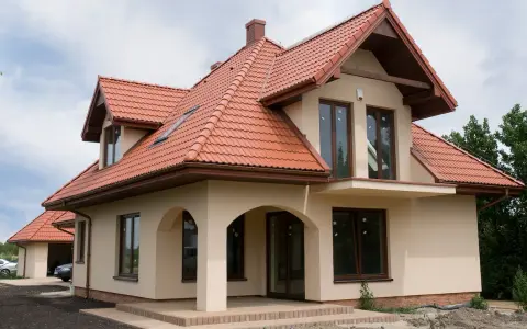 Jaką elewację wybrać do czerwonego dachu, by uniknąć błędów?