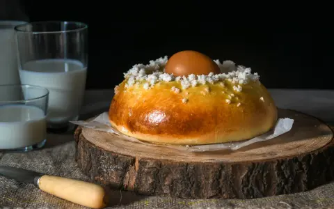 Mona de Pascua dorada con huevo cocido y azúcar, lista para disfrutar. Una delicia para tu receta.