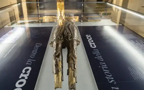 Il Crocifisso ligneo dorato, esposto nel vercelli centro storico, racconta la sua storia.