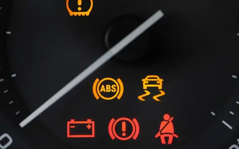 Warnleuchten im Auto: Reifendruck, ABS, ESP, Batterie, Bremsen, Gurt. Das motorsteuerung symbol ist nicht sichtbar.