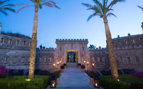 Cap Rocat: Descubre el lujo inigualable de esta fortaleza en Mallorca.