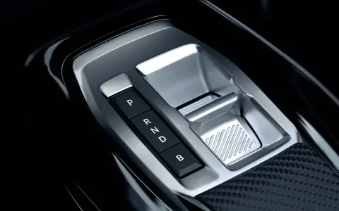 Il selettore di marcia di un'auto elettrica mostra P, R, N, D e B. Anche le auto elettriche hanno le marce, come dimostra questo dettaglio moderno.