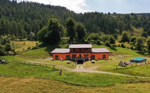 Un weekend in Lombardia tra natura e relax: casa arancione con piscina immersa nel verde, ideale per scoprire cosa fare nel weekend in Lombardia.