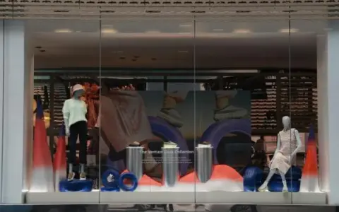 Escaparate con maniquíes y calzado, un ejemplo de visual merchandising creativo.