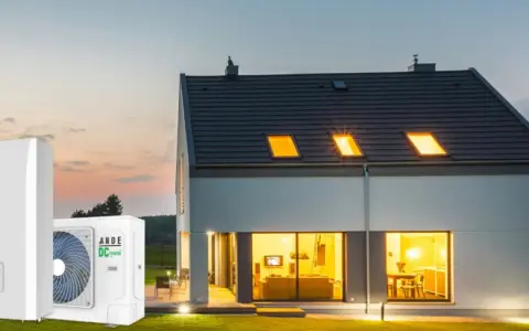 Nowoczesna pompa ciepła z funkcją tryb eco przed energooszczędnym domem o zmierzchu.