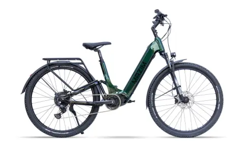 Zielony rower elektryczny MAZIM z napędem na przednie koło, bagażnikiem i błotnikami.