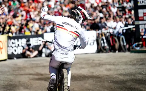 Henri Kiefer feiert seinen Sieg im Deutschland-Trikot, die Menge jubelt.