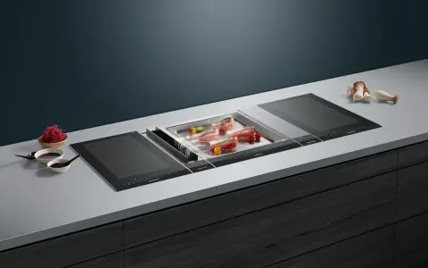 Moderner Kochfeld mit integriertem Grill, ideal für die Zubereitung von Fisch. Die breite Kochfläche bietet viel Platz.