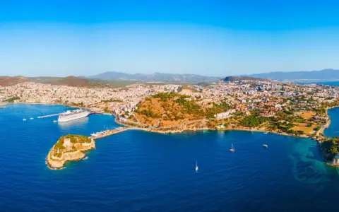 Panoramica di Kusadasi, Turchia: cosa vedere include la città costiera, navi da crociera, isole e il castello.