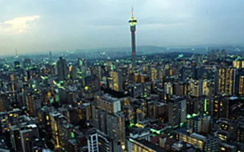 Widok na nocne miasto, największe miasto w RPA, z wieżą Hillbrow Tower w tle.