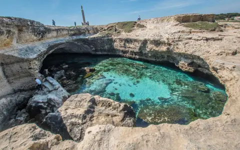La Grotta della Poesia, un gioiello pugliese, con le sue acque cristalline e le rocce scolpite dal tempo.