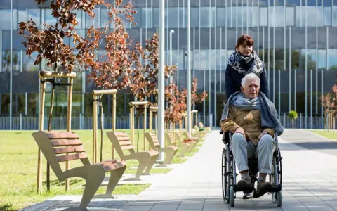Ile kosztuje opiekunka dla seniora? Stawki, koszty i jak je obniżyć