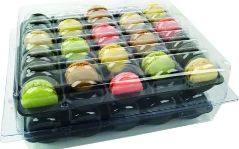 Une boite de macaron colorée, prête à être dégustée.