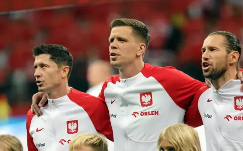 Piłkarze reprezentacji Polski, w tym Lewandowski, w biało-czerwonych strojach. Ich pozycja w rankingach jest ważna dla kibiców.
