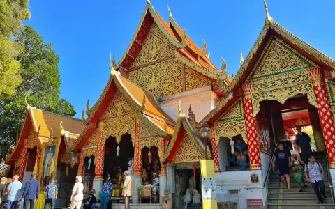 Złote zdobienia świątyni Wat Phra That Doi Suthep, jeden z głównych punktów, które warto zobaczyć w Chiang Mai.