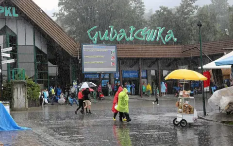 Deszczowa pogoda w Zakopanem? Na Gubałówce można schronić się pod parasolem, kupić coś na rozgrzewkę lub skorzystać z kolejki linowej.