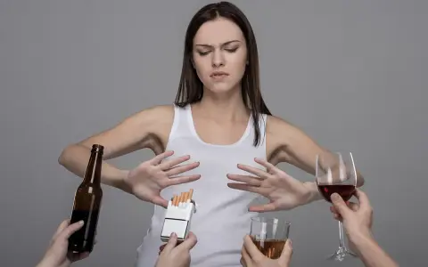 Kobieta odrzuca alkohol i papierosy, chroniąc swoje szare komórki. Czy szare komórki się regenerują? Zdrowy wybór to podstawa.