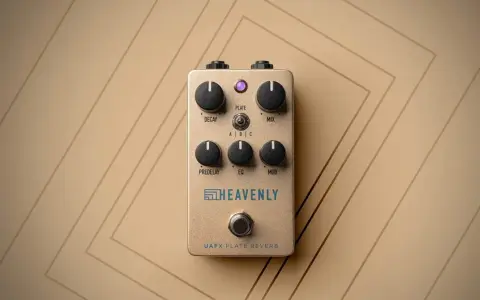 Złoty efekt gitarowy Heavenly UAFX Plate Reverb z pokrętłami Decay, Mix, Predelay, EQ, Mod.