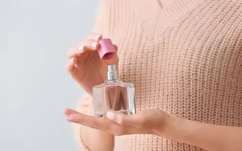 Perfumy to inwestycja: Jak przechowywać, by zapach trwał latami?