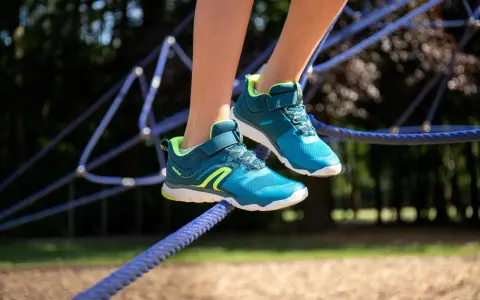 Scarpe sportive blu e verdi con lacci, perfette per l'avventura. Il numero scarpe USA è difficile da determinare senza un riferimento.