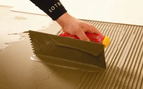 Płytki podłogowe DIY: Układaj jak ekspert uniknij 5 błędów!
