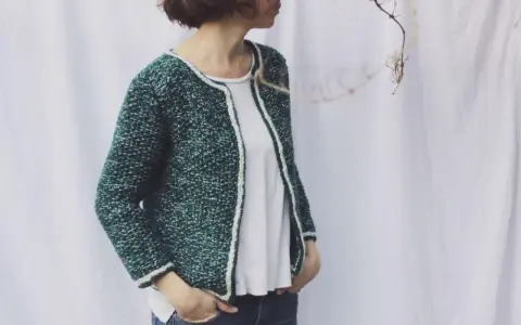 Chaqueta tejida a dos agujas con borde blanco. Encuentra patrones de chaquetas de punto dos agujas gratis para crear la tuya.